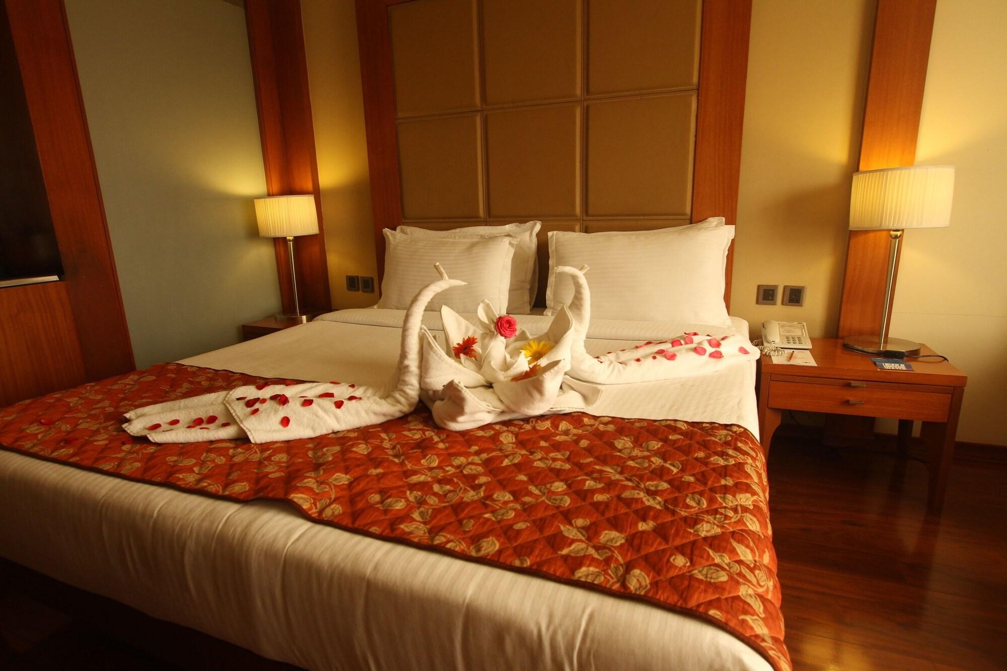 The Cambay Grand Hotel Ahmedabad Exterior photo