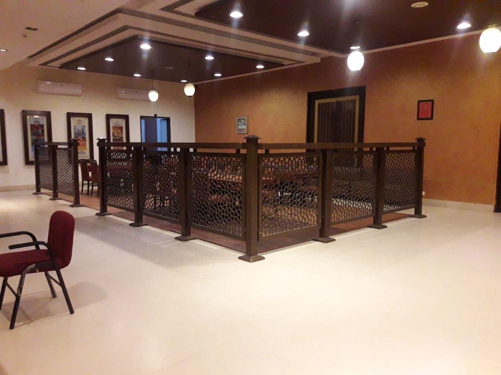 The Cambay Grand Hotel Ahmedabad Exterior photo