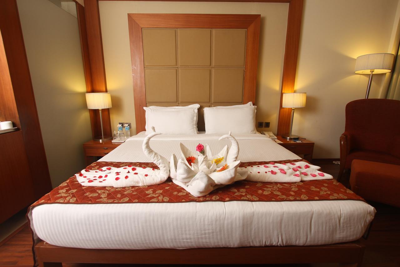 The Cambay Grand Hotel Ahmedabad Exterior photo