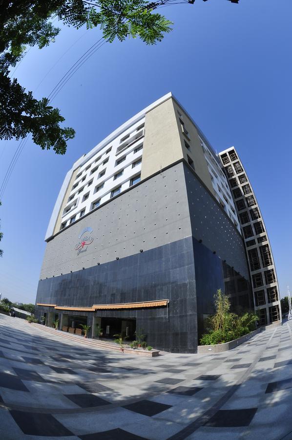The Cambay Grand Hotel Ahmedabad Exterior photo