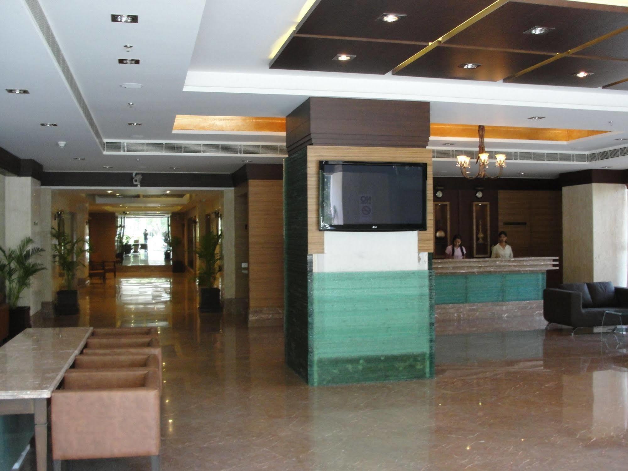 The Cambay Grand Hotel Ahmedabad Exterior photo