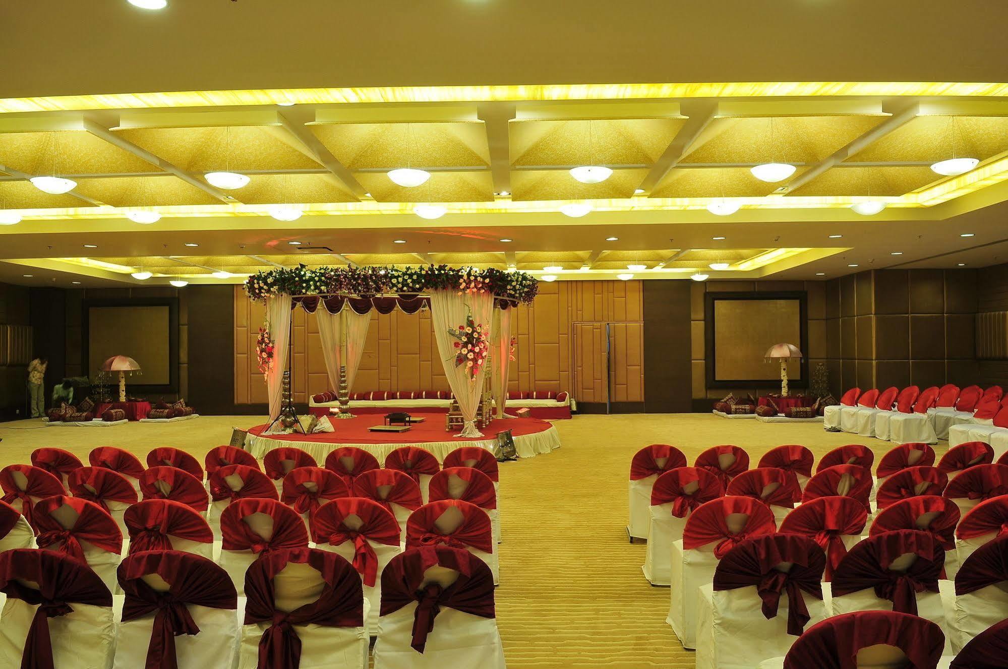 The Cambay Grand Hotel Ahmedabad Exterior photo