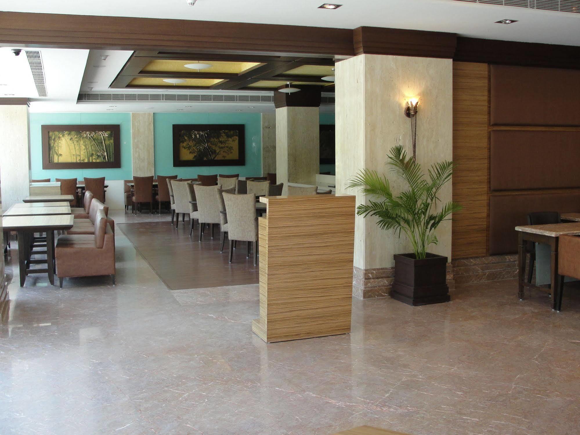 The Cambay Grand Hotel Ahmedabad Exterior photo