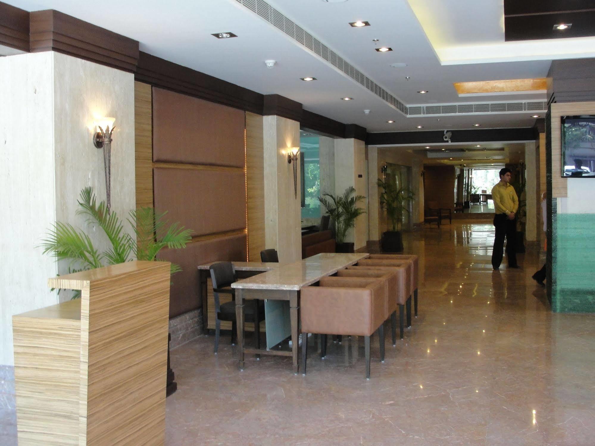 The Cambay Grand Hotel Ahmedabad Exterior photo