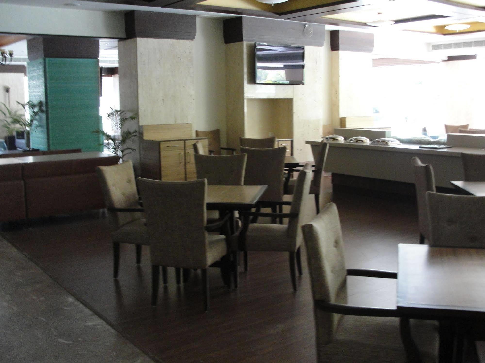 The Cambay Grand Hotel Ahmedabad Exterior photo