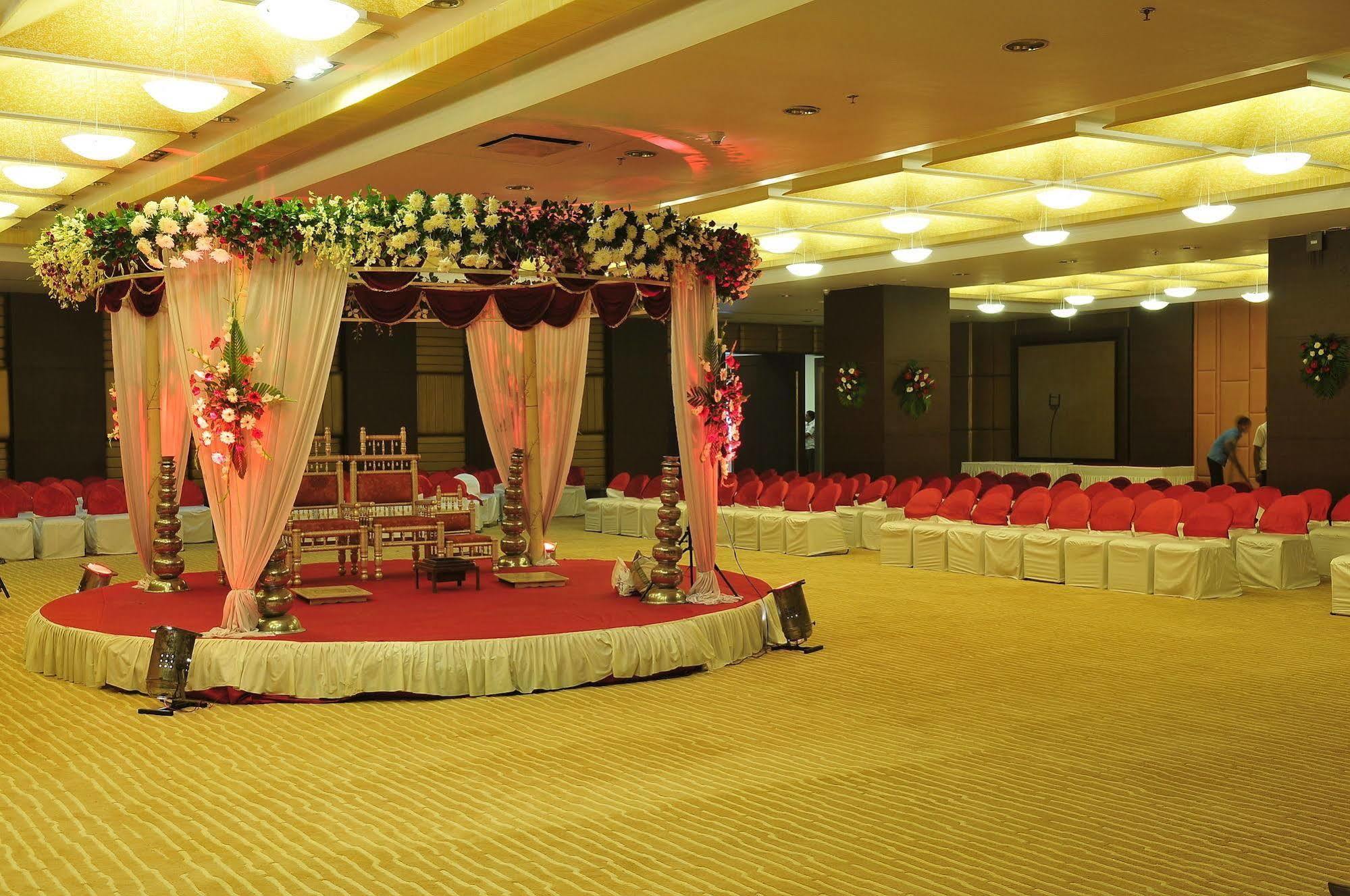 The Cambay Grand Hotel Ahmedabad Exterior photo