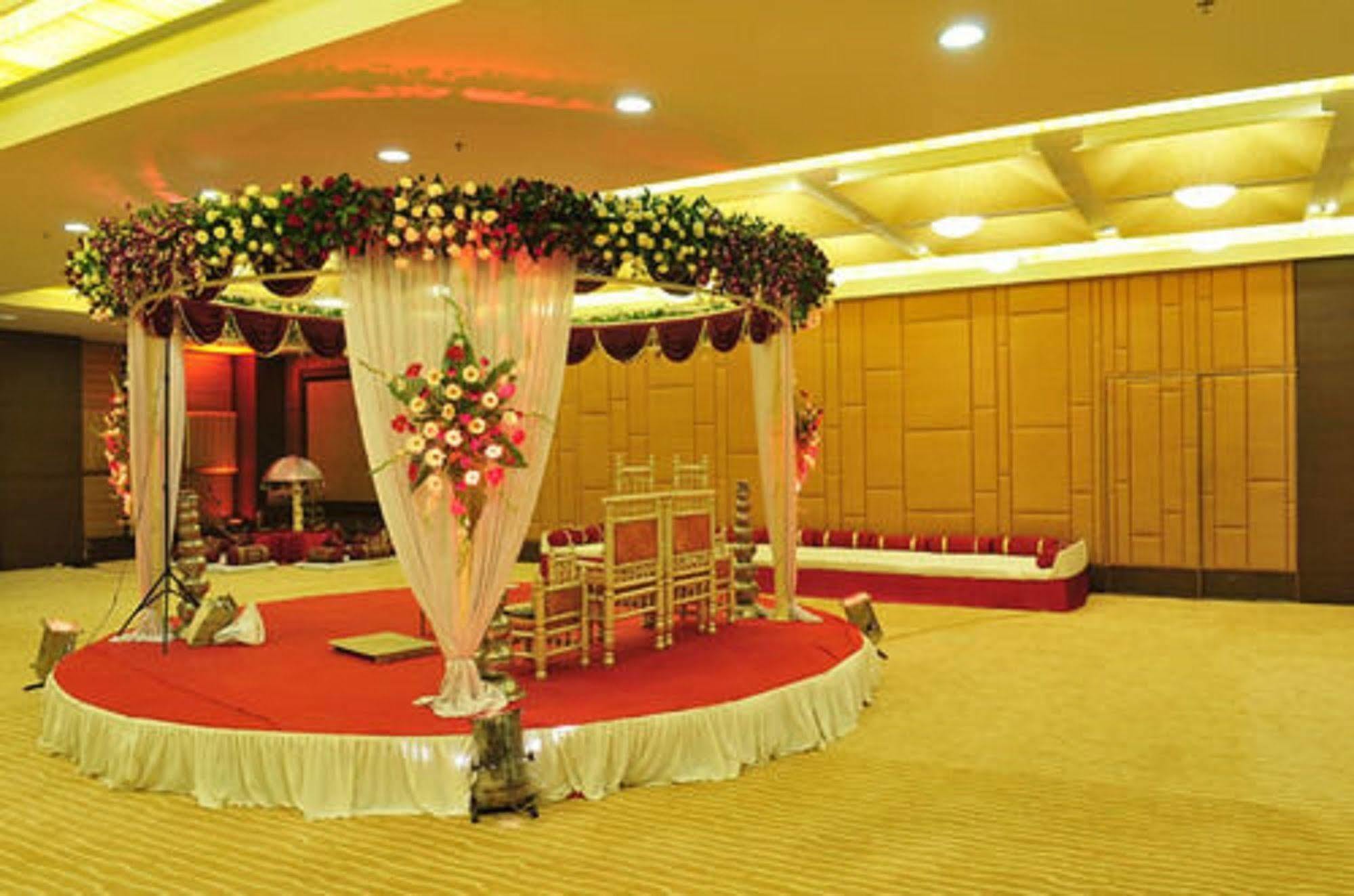 The Cambay Grand Hotel Ahmedabad Exterior photo