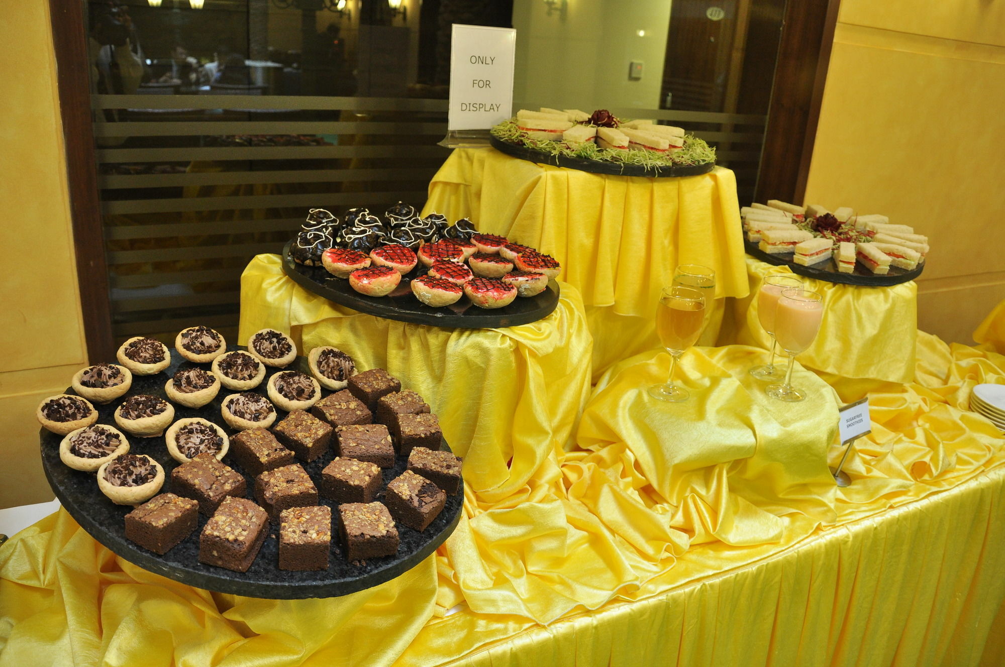 The Cambay Grand Hotel Ahmedabad Exterior photo